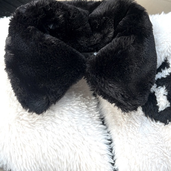 GUESS Teddy Jacket with faux fur. Excellent condition! PTP stretches to 24’ - Picture 2 of 13